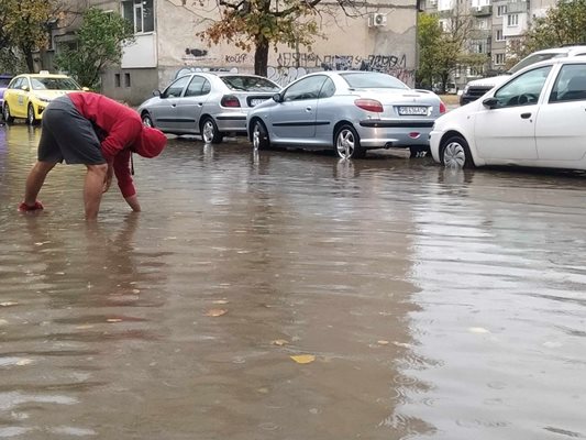 Христо с голи ръце отпушва листата от шахтите на улица "Белица".