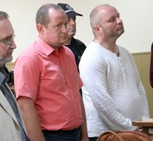 Иван Деспотов / с розовата риза/ и Влади Манев  от пловдивската здравна каса застанаха пред съда. СНИМКA: Евгени Цветков