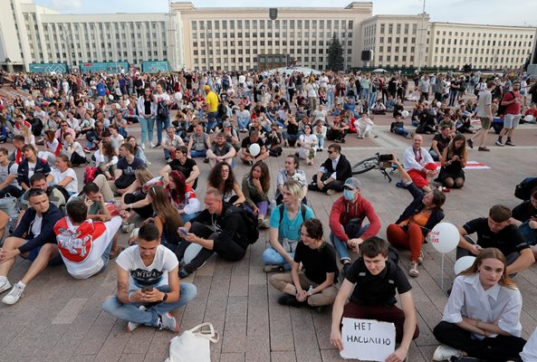 Противници на Лукашенко организираха седящ протест.