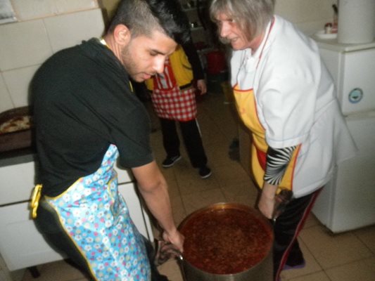 Ученици от Професионална гимназия “Васил Левски” в Мизия се обучават за готвачи.