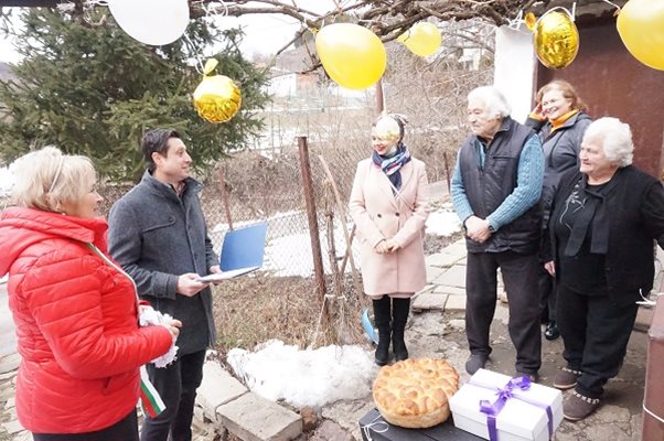 Петко Петров и съпругата му Ана Петрова препотвърдиха своя сватбен обет пред кмета на район "Банкя" Рангел Марков.
СНИМКА: СТОЛИЧНА ОБЩИНА