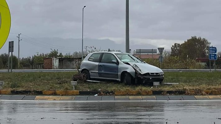 Колата катастрофирала на кръговото за Стамболийски. Снимка: I see you КАТ Пловдив