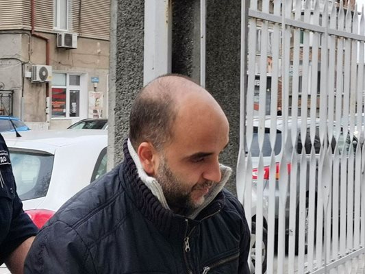Атанас Басмаджиев на път за съда в Асеновград.
