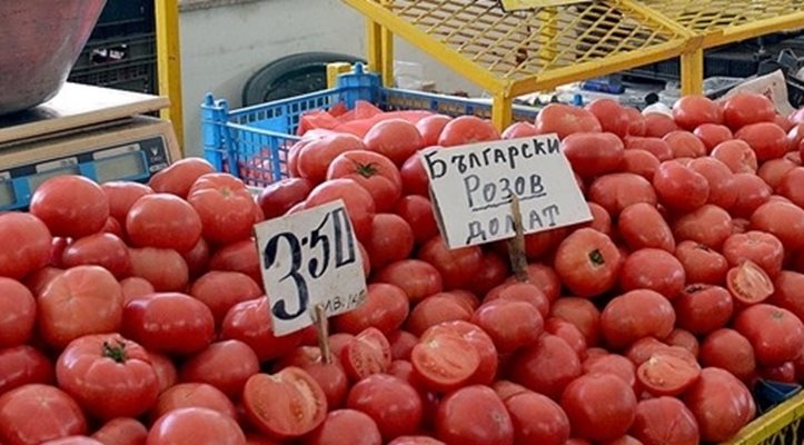 Първите български розови домати ще се появят по Великден, но още не е ясно на каква цена ще са те, макар производителите да очакват да са на около 4 лв.