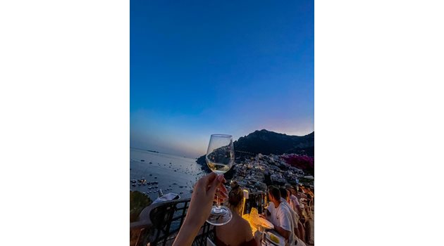 Натали Трифонова се наслаждава на гледката към Амалфийското крайбрежие с чаша вино