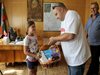 Затрупаха с подаръци 10-годишната чистачка на тоалетни в Мелник