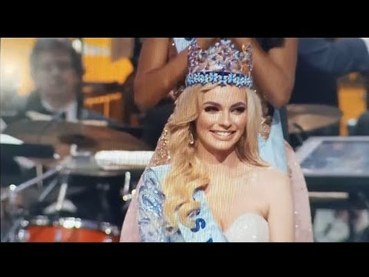 Полякинята Каролина Биевлеска е новата "Мис Свят"