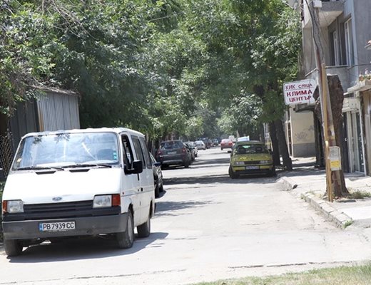 На тази улица Енев мята чувалите с пари в колата си и се омита