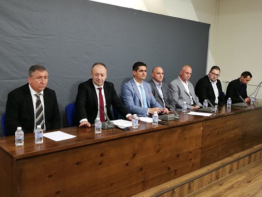 Радостин Василев и отцепниците от ИТН дават пресконференция за мотивите си да напуснат партията.