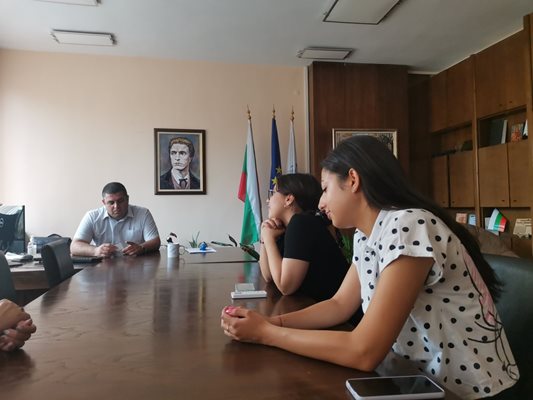 Председателят на Общински съвет – Русе Иво Пазарджиев посрещна в кабинета си Младежкия парламент в Русе