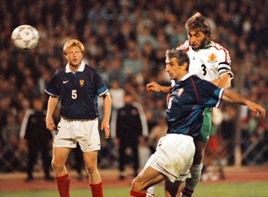 Трифон бележи победния гол във вратата на Русия, който класира България на световното във Франция '98