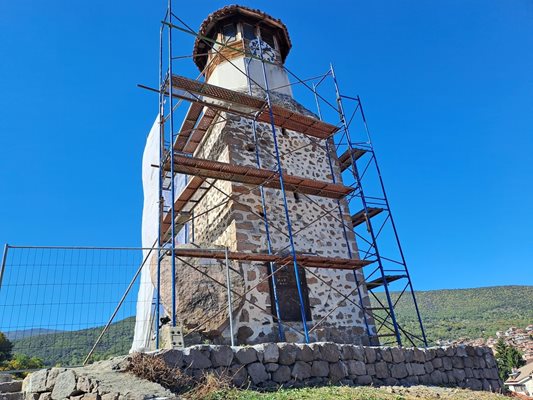 Старинната часовникова кула "Сахата" в Пещера се реставрира със средства на Министерството на културата.
Снимка: Авторът