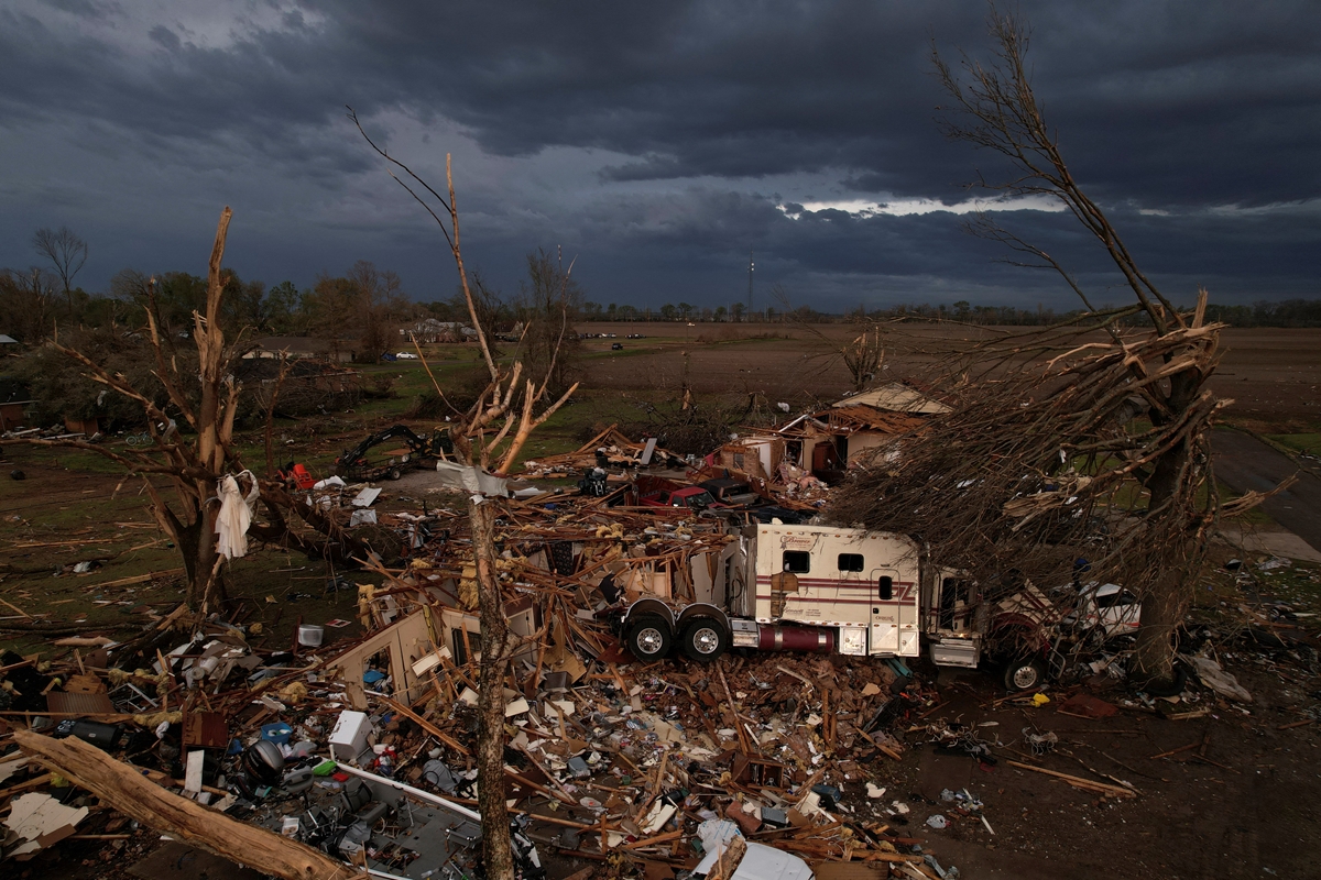 Хладилник спаси живота на 9 човека от торнадото в Мисисипи (Видео, снимки)