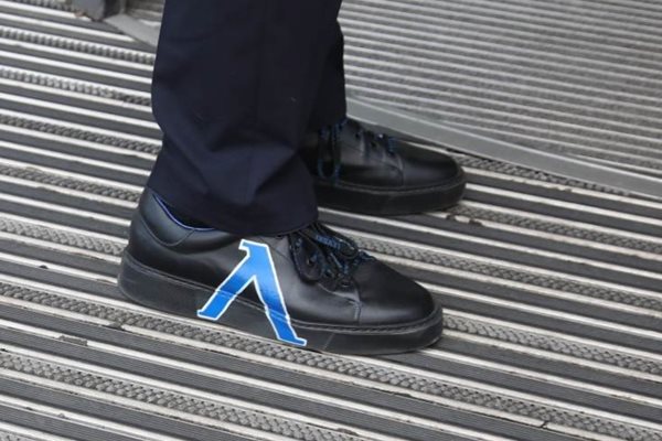 Специалните обувки на Наско Сираков - с Л от логото на "Левски" от другата страна. СНИМКА: НИКОЛАЙ ЛИТОВ
