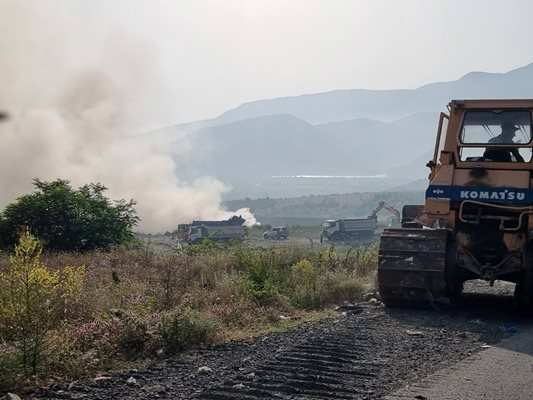 При овладяването на стихията се използва и тежка верижна техника.