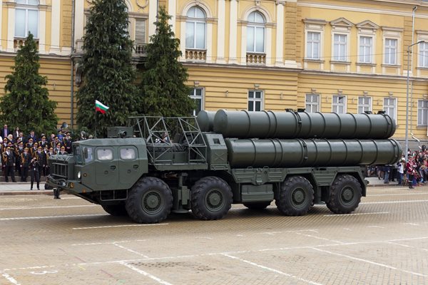 Ракетният комплекс С-300 на парад в София.
Снимка: Архив