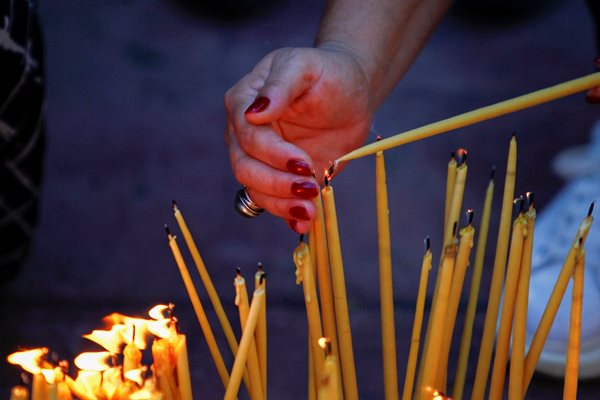 В Северно Косово запалиха свещи за убитите нападатели (Снимки)