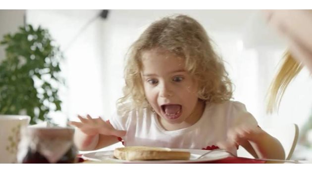 5-годишната Дебора  в първата си телевизионна реклама.