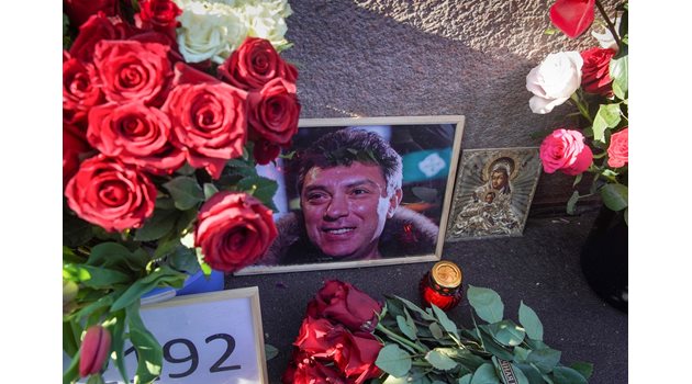 Хората продължават да почитат паметта на Немцов.
