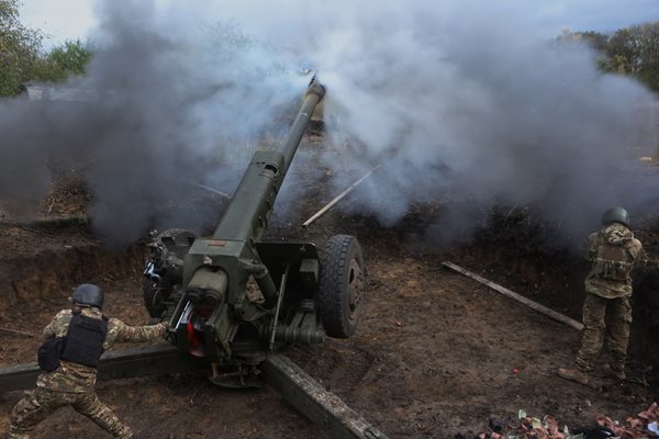 Украински войник обстрелва руски части в Харковска област.

СНИМКИ: РОЙТЕРС