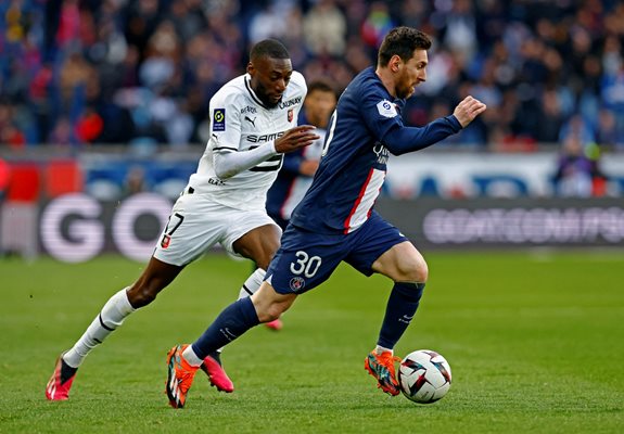Звездата на ПСЖ Лео Меси пази топката от Токо Екамби ("Рен") в мач от първенството на Франция, завършил 2:0 за гостите. Снимка: Ройтерс