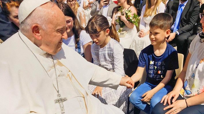 Папата стисна ръката на малкия художник
