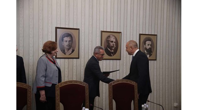Президентът се ръкува с Йордан Цонев