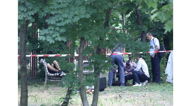 Полицаи правят оглед край пейката, където е намерено тялото на Георги Игнатов.