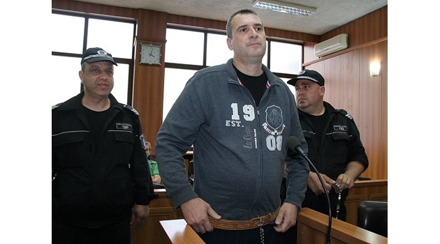 Венцеслав Караджов от момента на задържането му твърди, че не е убил родителите си.