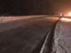 Сняг вали на прохода Петрохан, пътят е заснежен и опесъчен