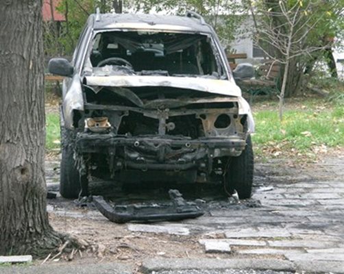 Подпаленият джип на затворническия шеф Божил Иванов СНИМКА: Евгени Цветков