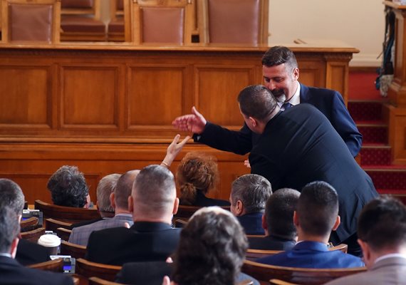 Тошко Йорданов стиска ръката на Филип Станев след изказването му от трибуната.

СНИМКА: ВЕЛИСЛАВ НИКОЛОВ