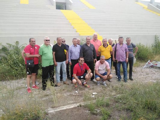 Ветераните на "Ботев" (Пловдив) и кметът Здравко Димитров разгледаха изграждането на клубния стадион.