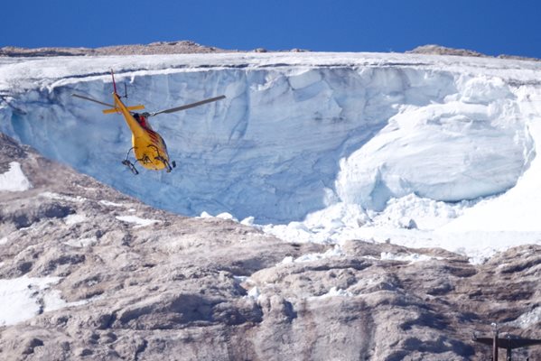 Хеликоптер участва в операция по издирване на оцелели след смъртоносното срутване на части от планински ледник в Италианските Алпи.