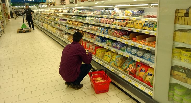 Консумацията на основни хранителни продукти спадна с 20-25% веднага щом инфлацията миналата година започна да пълзи
нагоре.









СНИМКА: РУМЯНА
 ТОНЕВА