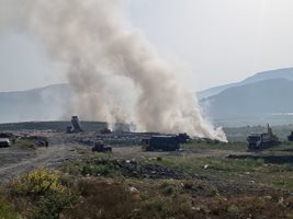 Сигналът за пожара в сметището на Кърджали е подаден в четвъртък към 18,40 ч. СНИМКИ: НЕНКО СТАНЕВ