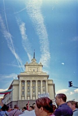 Тези следи в небето над София са заснети преди три седмици по време на протеста срещу кабинета Орешарски.