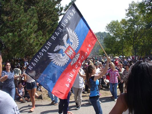 Дълго време девойка от Карлово води хорото край трибуната с развятото  знаме на непризнатата Донецка народна република в ръка.