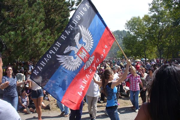 Дълго време девойка от Карлово води хорото край трибуната с развятото  знаме на непризнатата Донецка народна република в ръка.