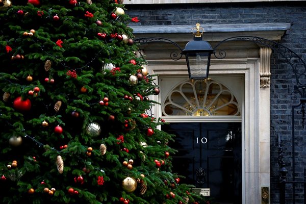 Коледното дърво "Даунинг стрийт" 10 в Лондон, Великобритания.