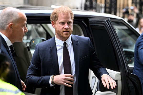 Принц Хари пристигна в съда 
Снимка: ройтерс