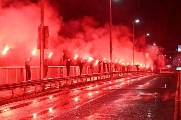 В продължение на близо 2 минути факли горяха на моста. Снимки: Фейсбук/ФЕН КЛУБ на ПФК Ботев- Пловдив / FAN CLUB FC Botev- Plovdiv 1912