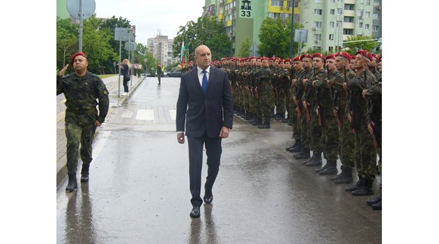 Като върховен главнокомандващ на Българската армия, президентът Румен Радев поздрави строя на военнослужещи от Втора тунджанска механизирана бригада в Стара Загора.
Снимка: Ваньо Стоилов