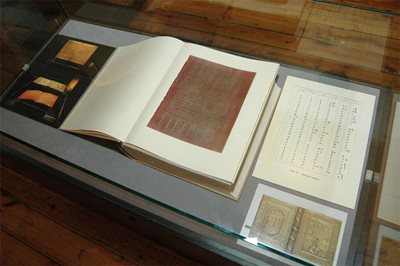 Факсимилно копие на най-старата готска библия “Кодекс аргентеус”. Оригиналът е от Vв. и е копие на Библията преведена на готски език от Вулфила. 
СНИМКА: БУЛФОТО