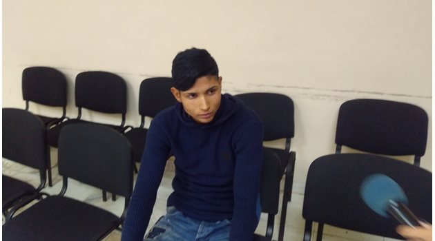 12-класникът Атанас Георгиев в съдебната зала. Снимка: Авторът