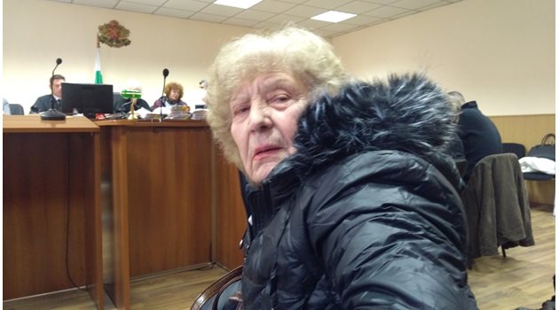 Анка Петкова повече от час разказваше в съдебната зала. Снимки: Авторът