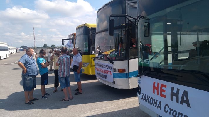 Пловдивски шофьори трескаво очакваха резултат от срещата с премиера. Те бяха готови да тръгнат на протестно шествие в града. Снимки: Авторът