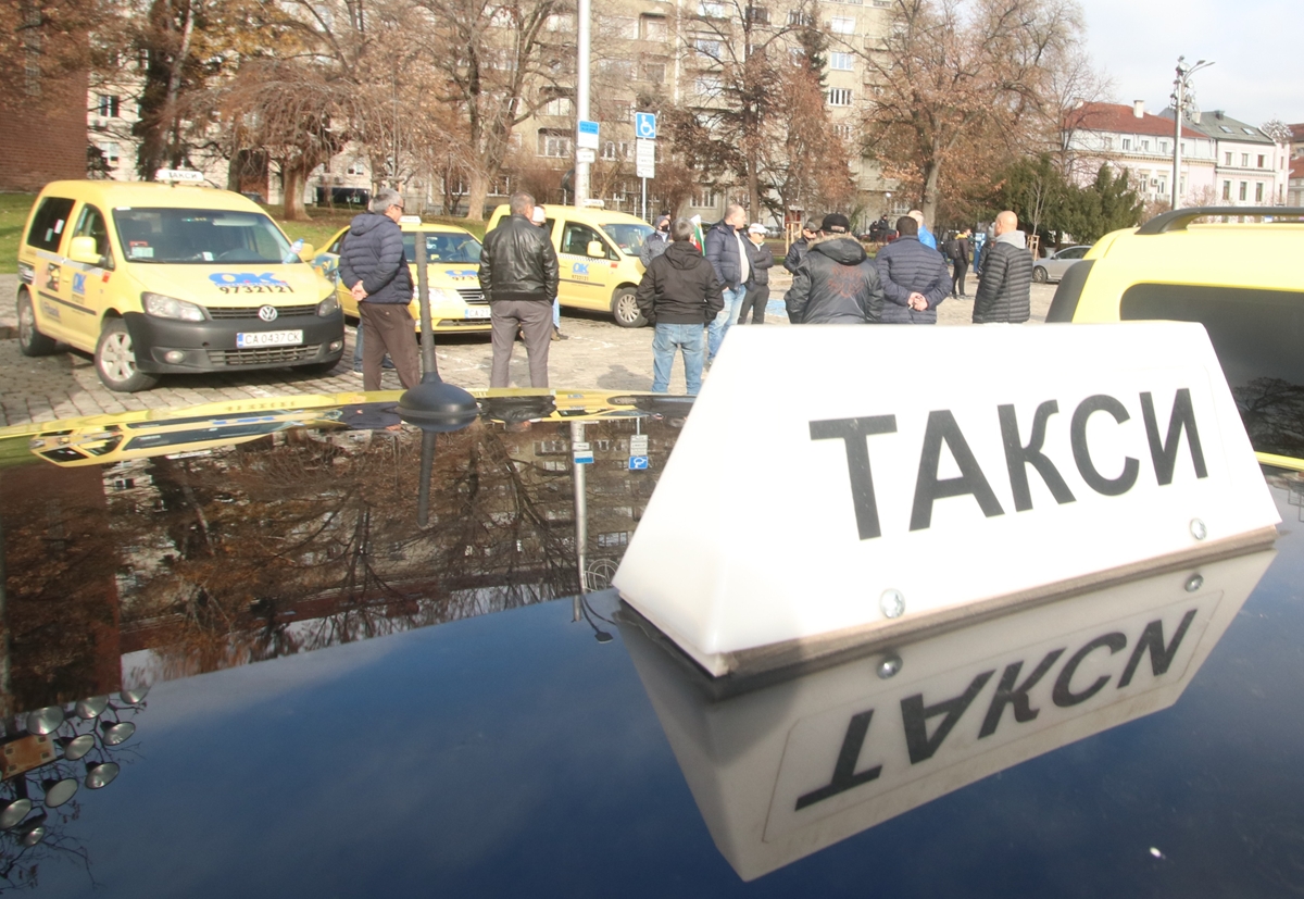 Варненски таксиметрови шофьори протестират заради висок патентен данък