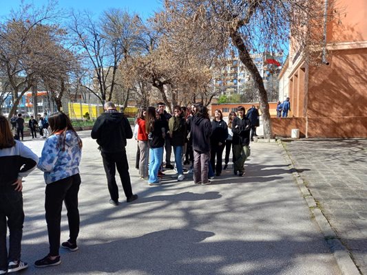 Учениците от СУ "П. Хилендарски" стояха часове на двора след бомбената заплаха.