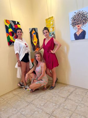 Ива, Елена и Димана Софиянски (от ляво надясно) на изложбата на майка им миналото лято в Каварна. СНИМКА: Личен архив